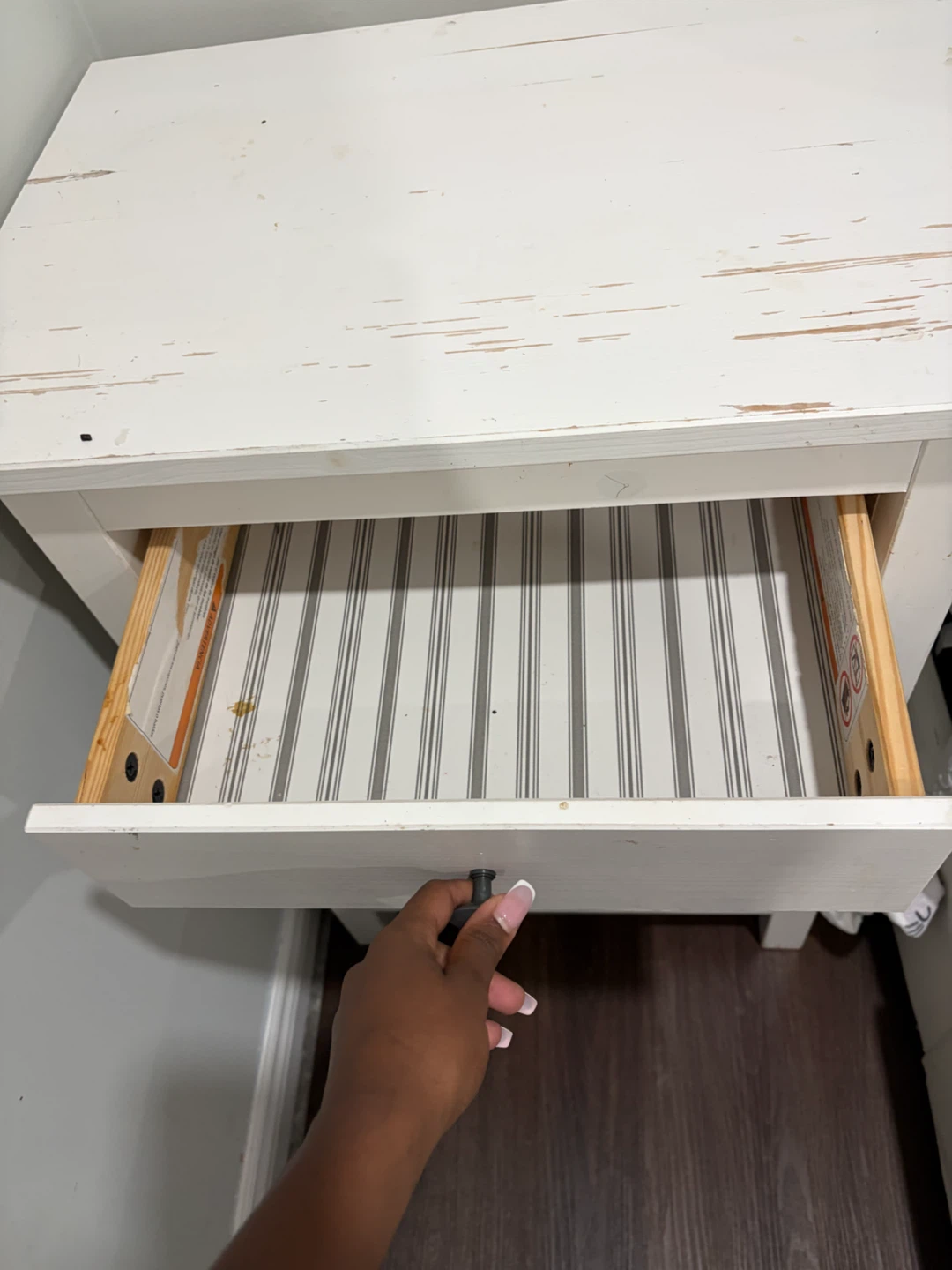 MOVE OUT !!!  White 3-Drawer Nightstand - photo 3