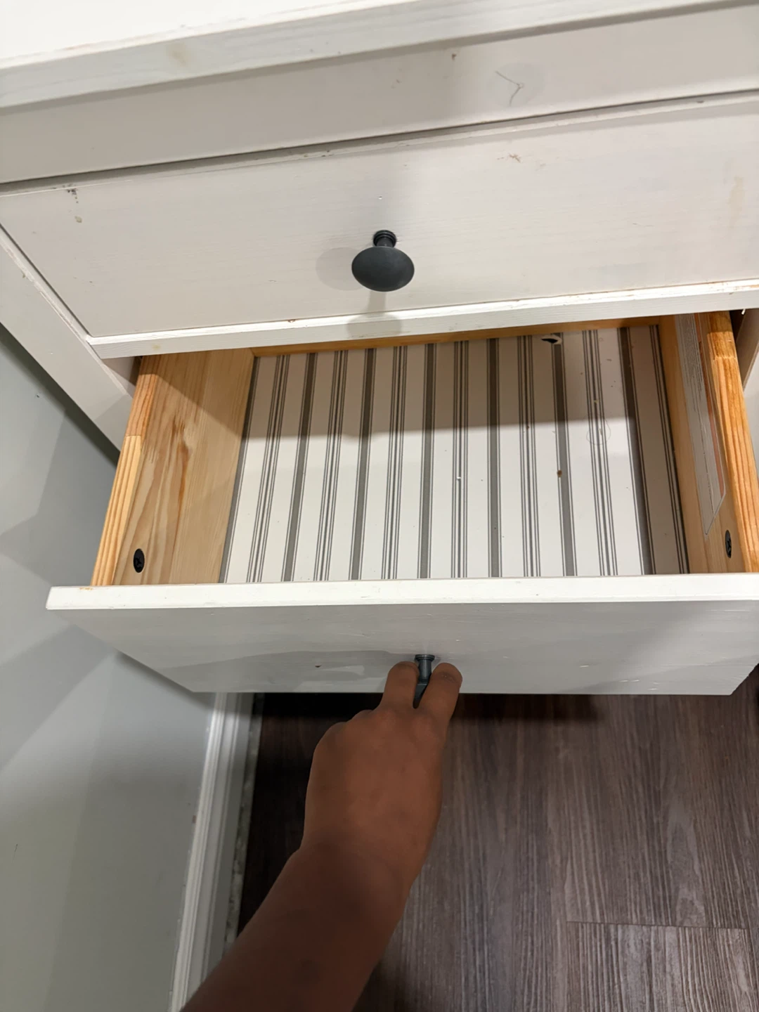 MOVE OUT !!!  White 3-Drawer Nightstand - photo 4