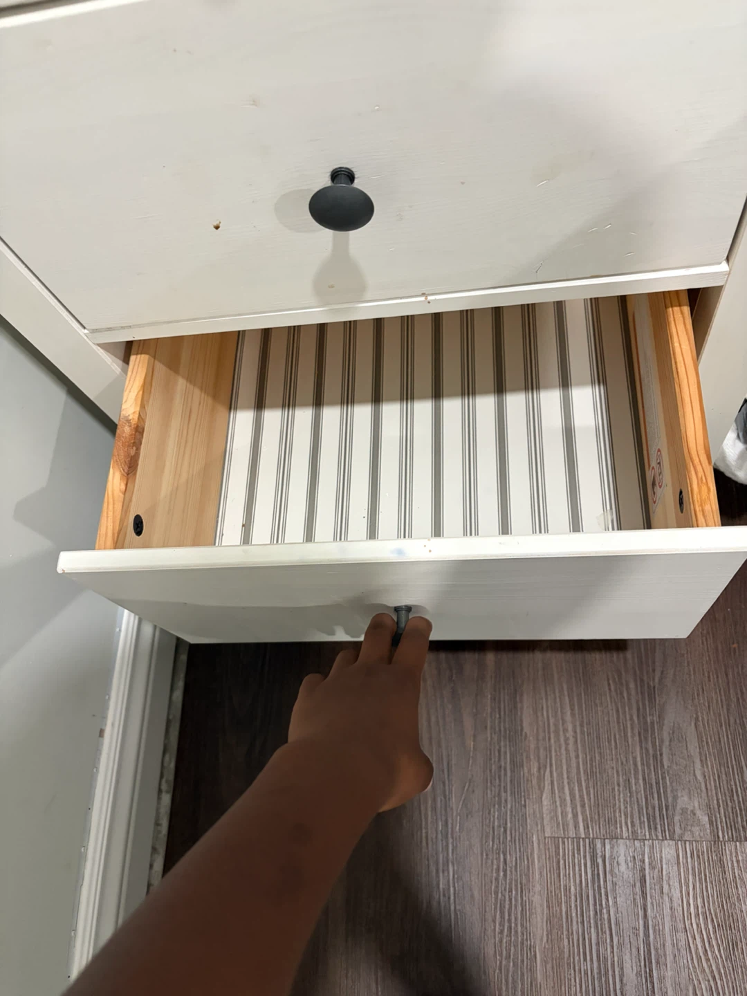 MOVE OUT !!!  White 3-Drawer Nightstand - photo 5