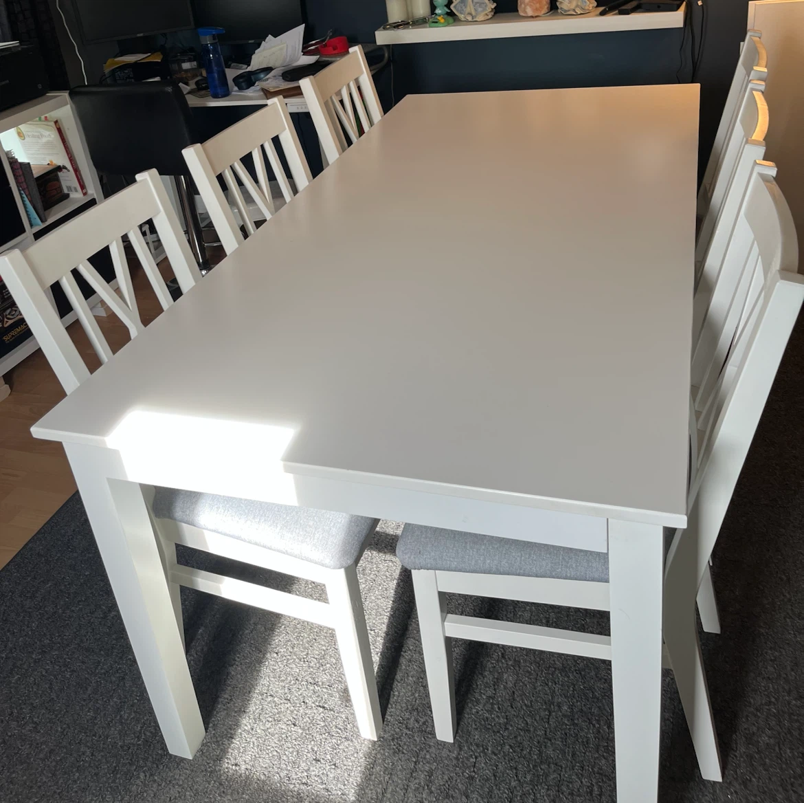 White dining table (extendable) with 6 chairs
