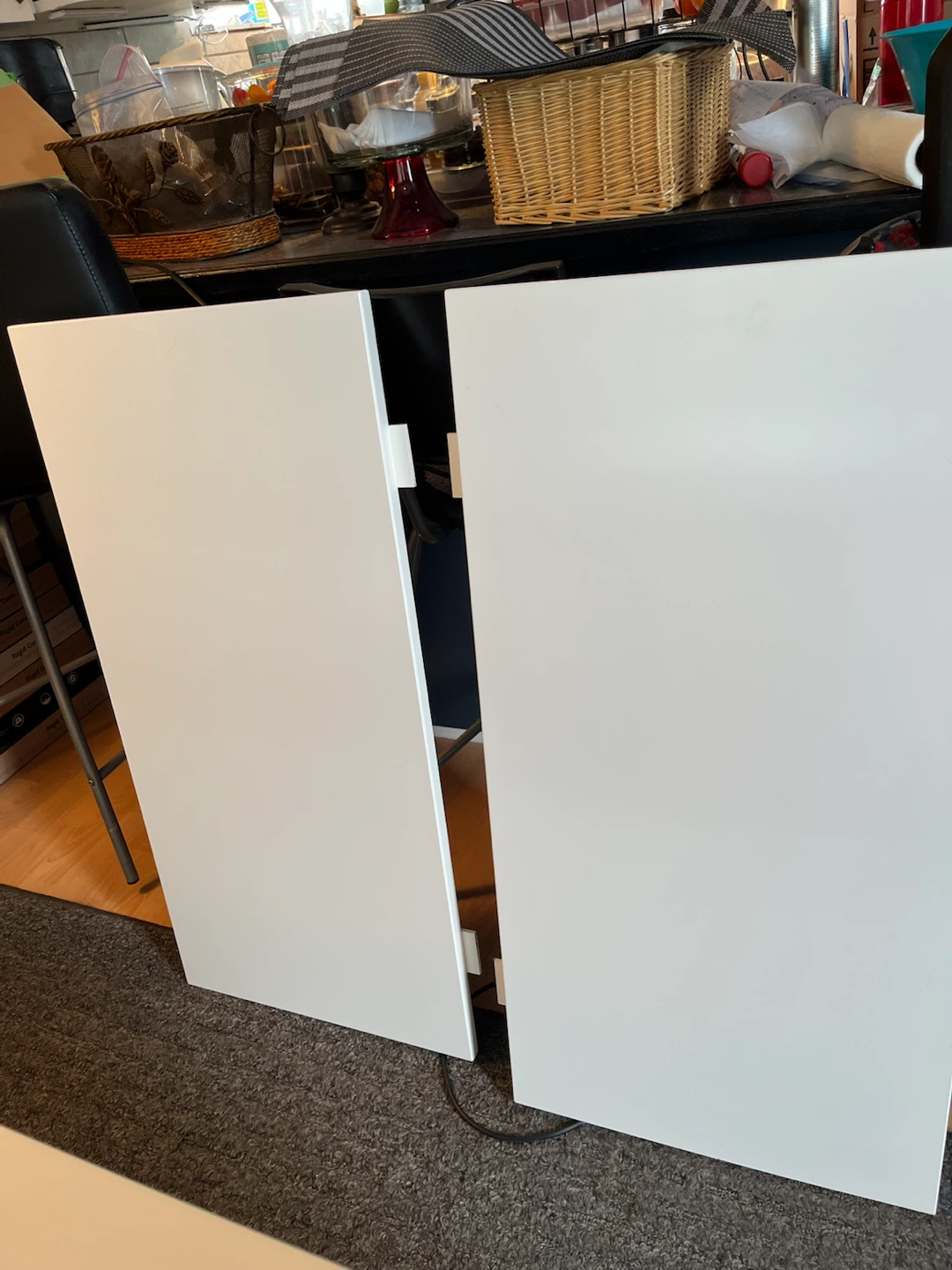 White dining table (extendable) with 6 chairs - photo 4