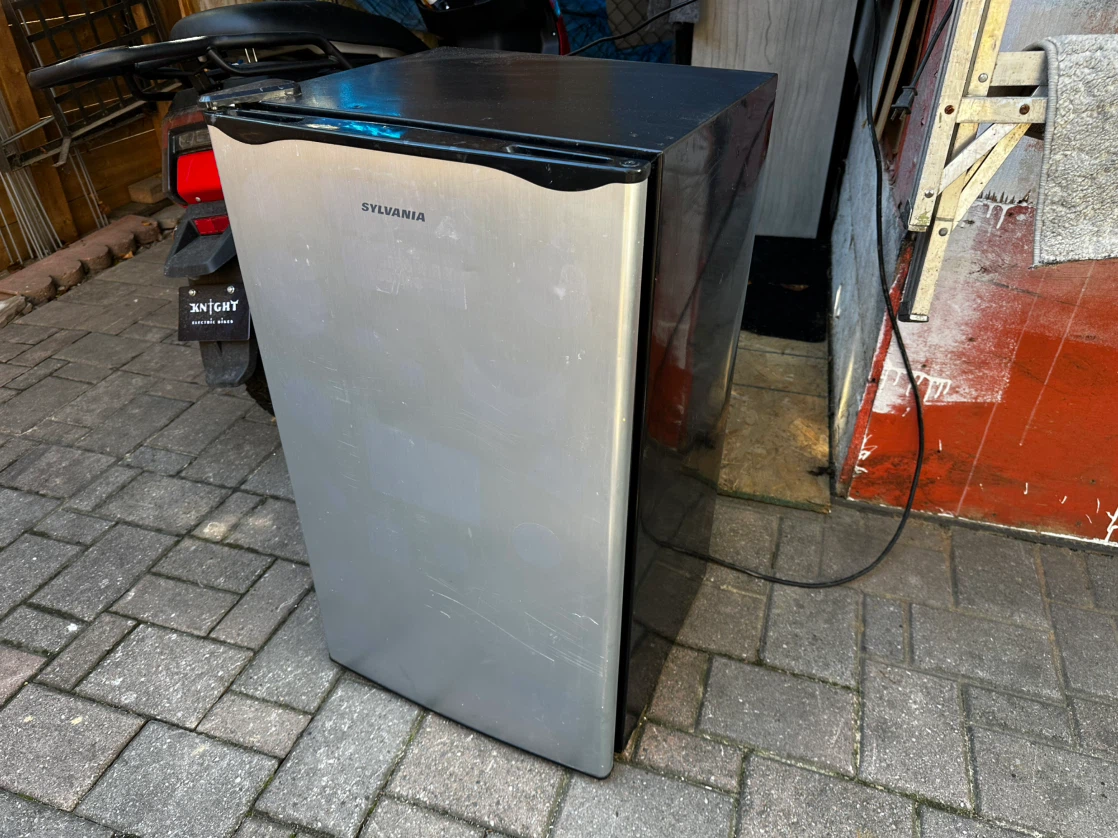 Sylvania Mini Compact Fridge – Works Great
