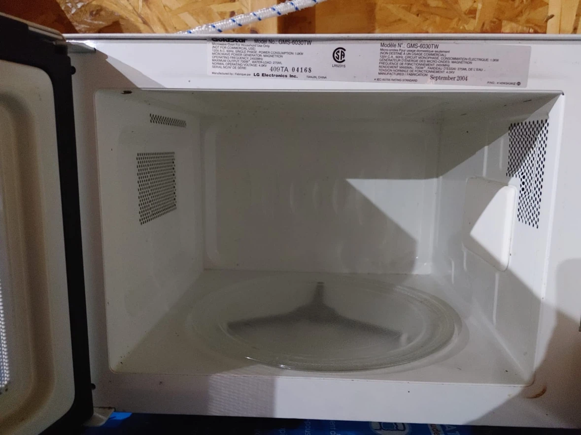 GoldStar Microwave - photo 2