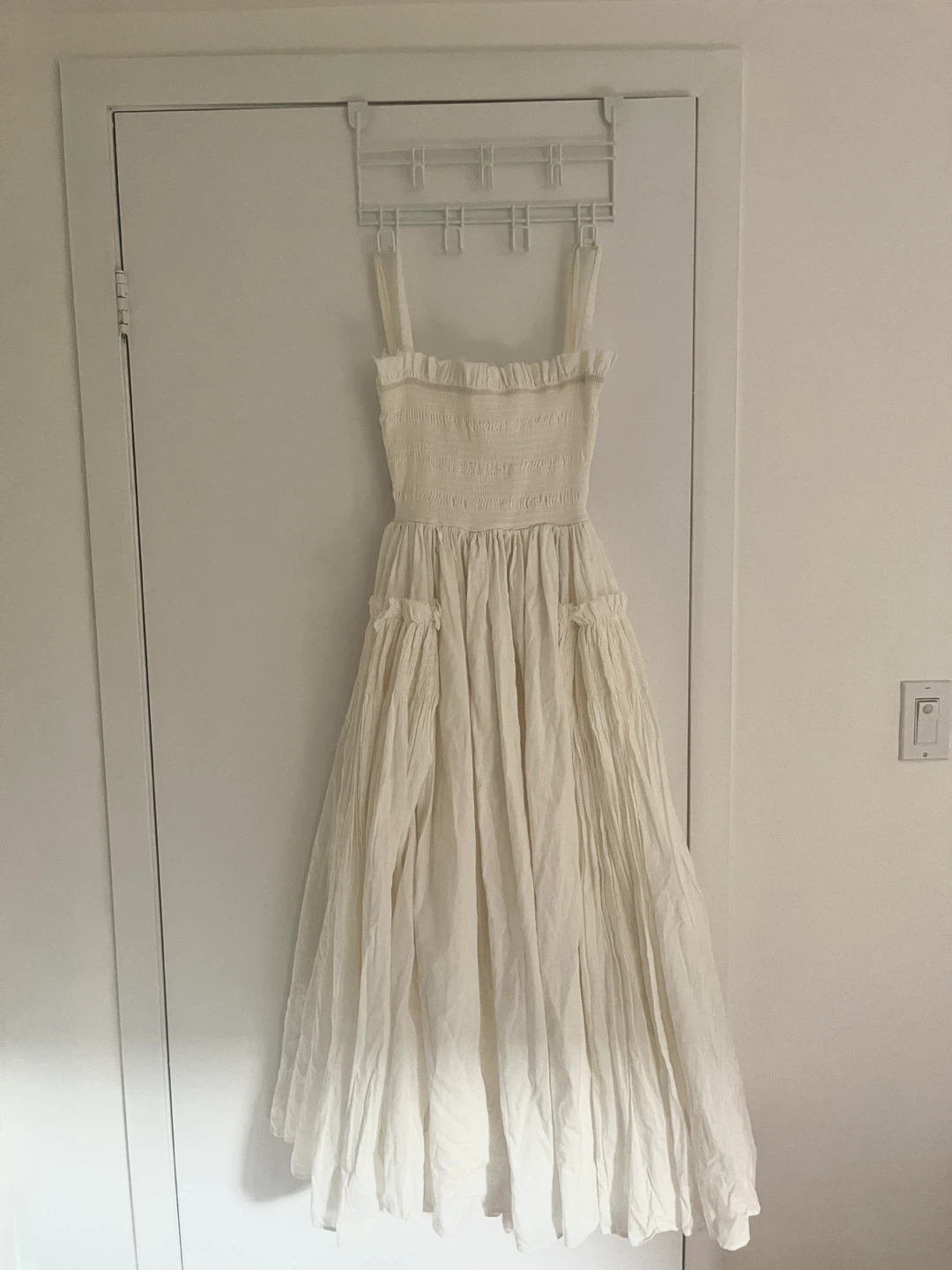 White maxi backless dress - photo 5