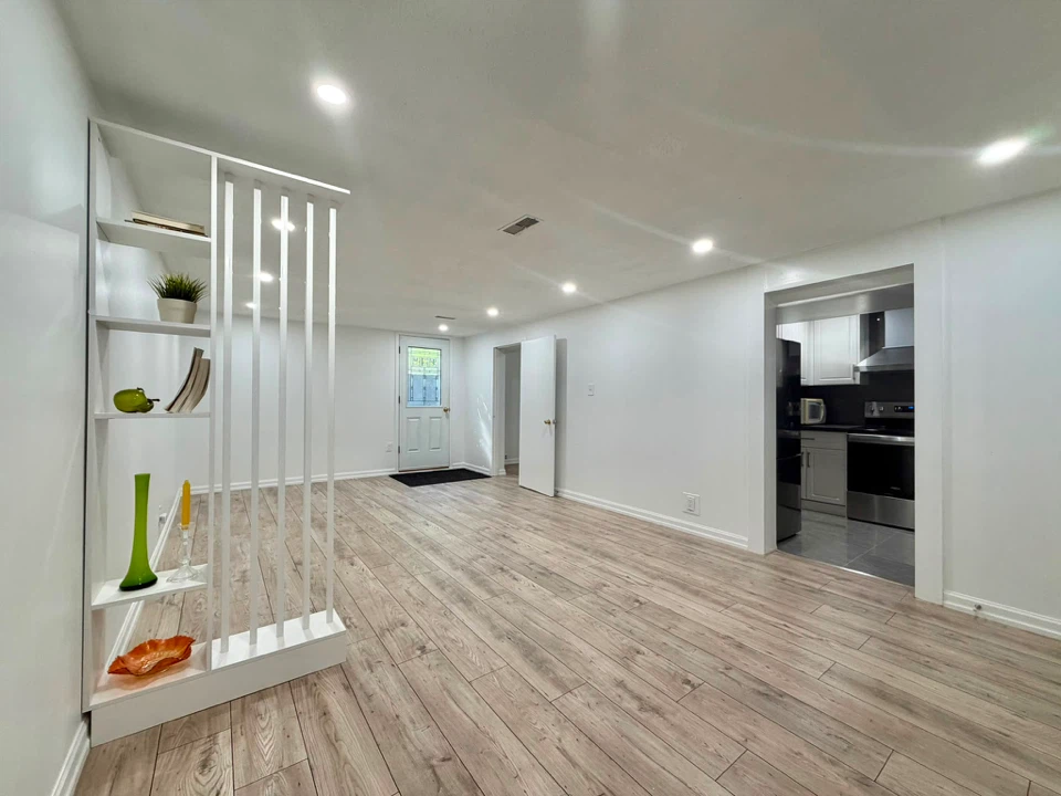 BRIGHT & SPACIOUS FULLY RENOVATED BSMT APT-Don Mills/Sheppard