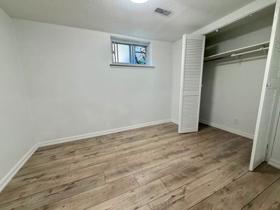 BRIGHT & SPACIOUS FULLY RENOVATED BSMT APT-Don Mills/Sheppard - photo 5