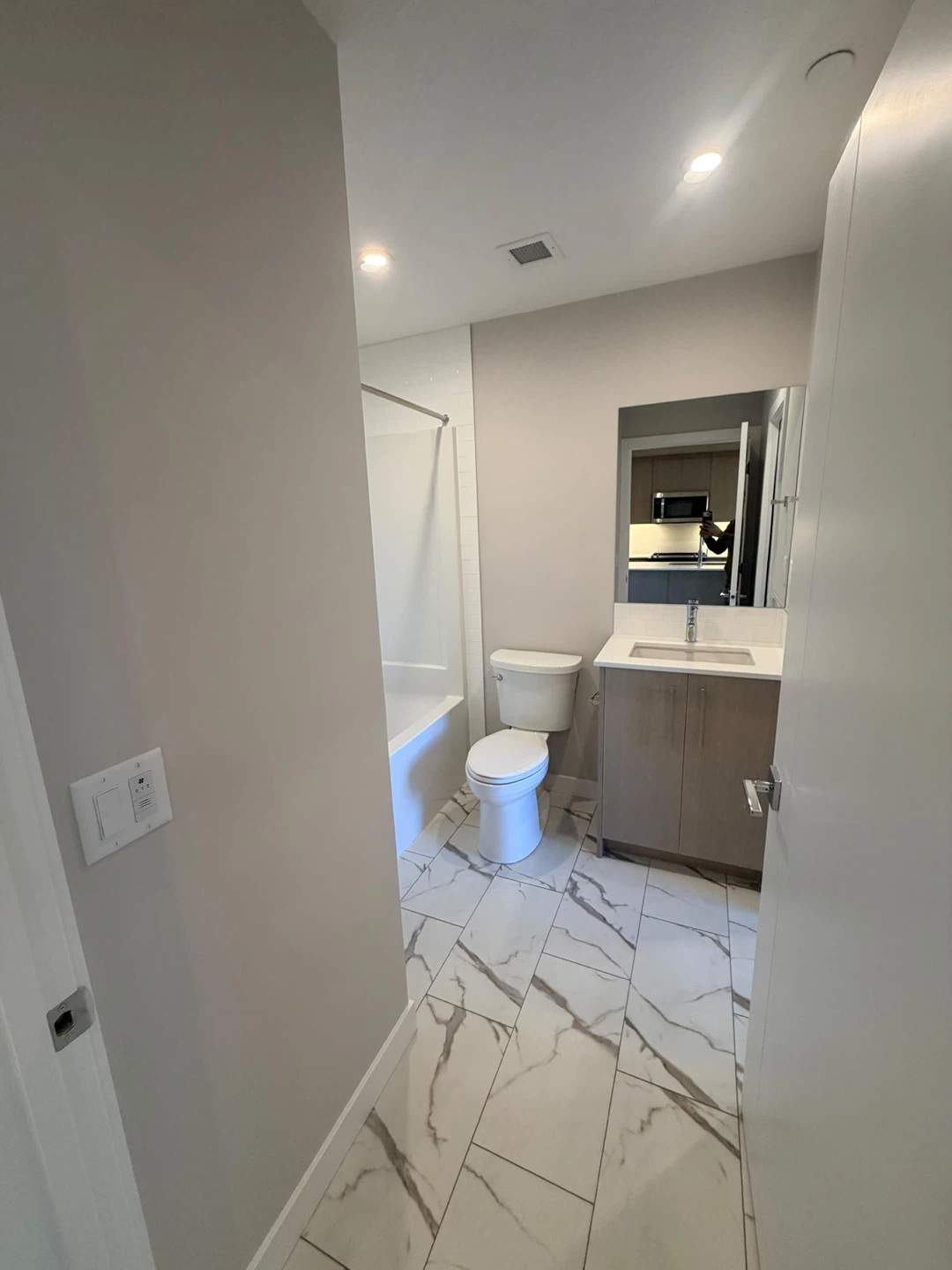 2 Bed/1 Bath 4th Floor Condo | Underground Parking + Storage - photo 4