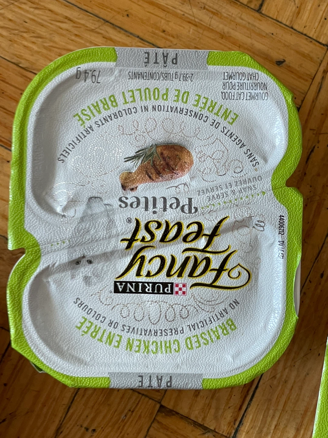 Fancy Feast Petites Pate Braised Chicken cat food. - photo 2