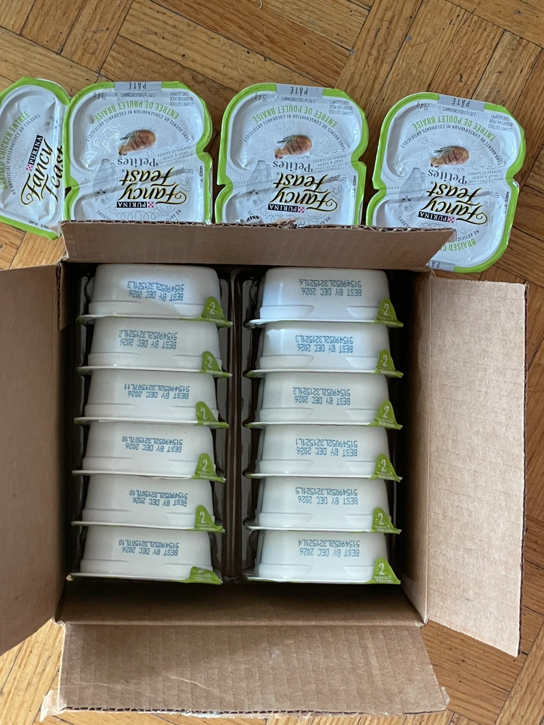 Fancy Feast Petites Pate Braised Chicken cat food. - photo 3