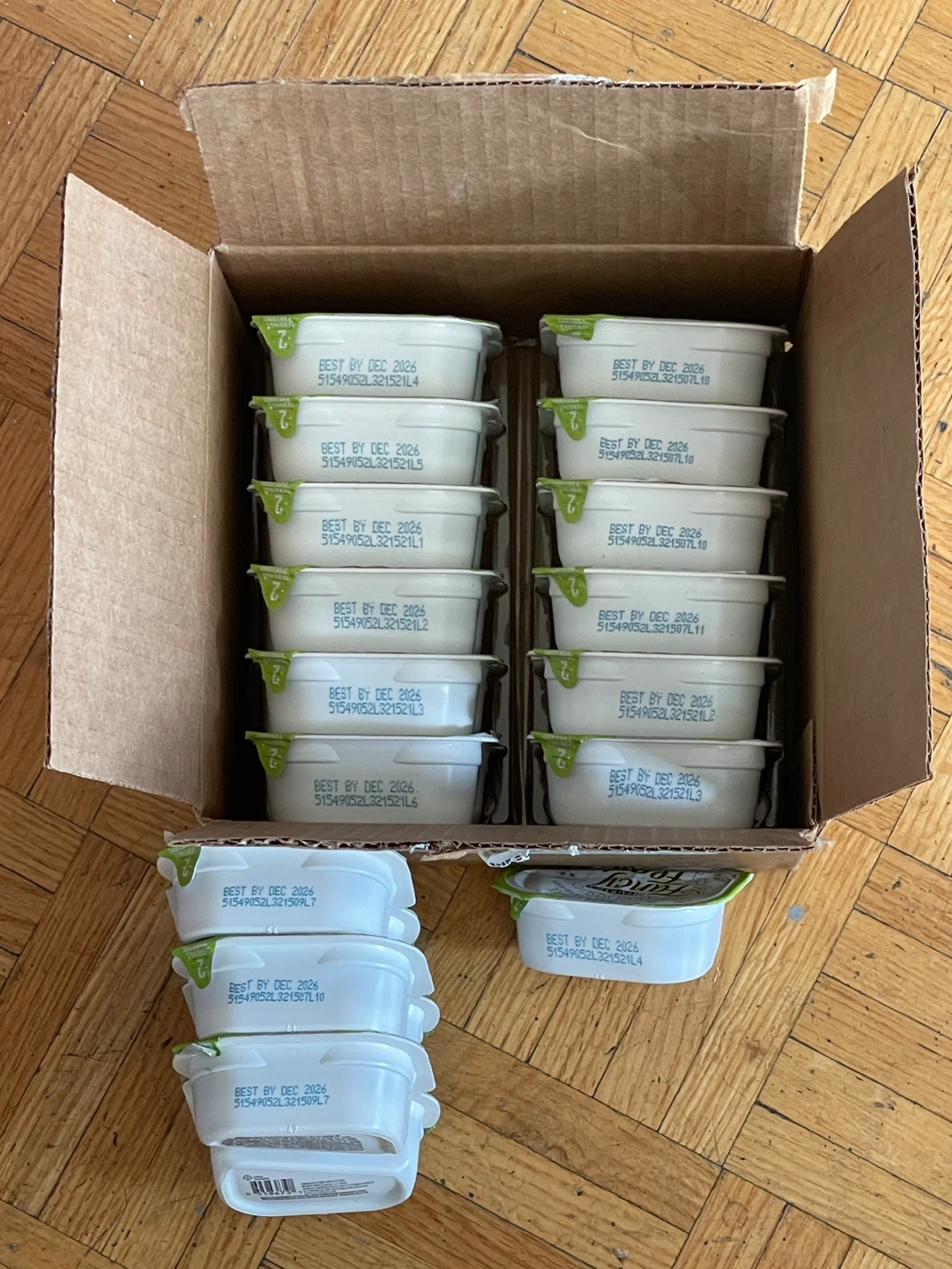 Fancy Feast Petites Pate Braised Chicken cat food. - photo 4