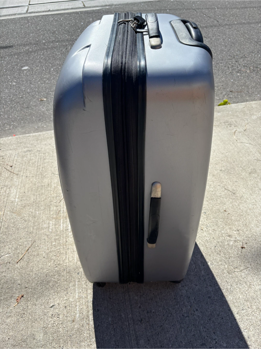 Large check in Heys silver hard-shell suitcase - photo 3