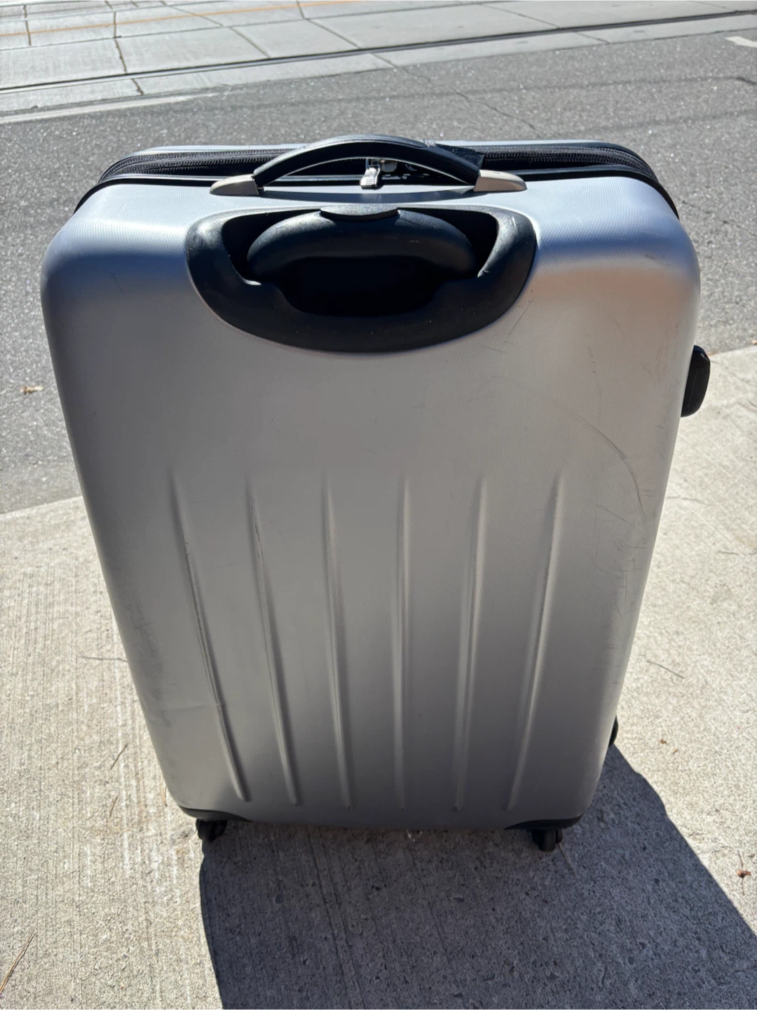 Large check in Heys silver hard-shell suitcase - photo 4