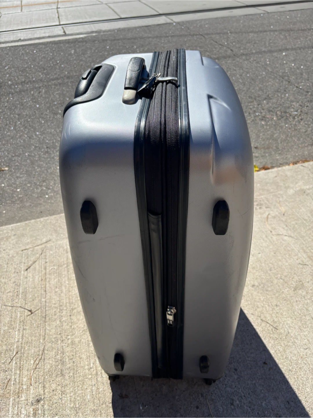 Large check in Heys silver hard-shell suitcase - photo 5
