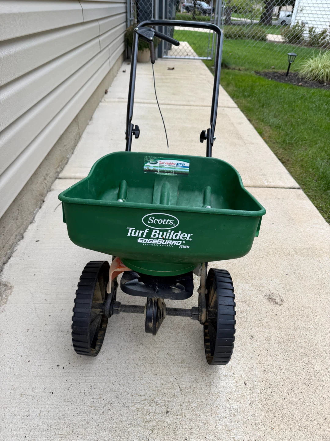 Scotts Turf Builder Broadcast Spreader