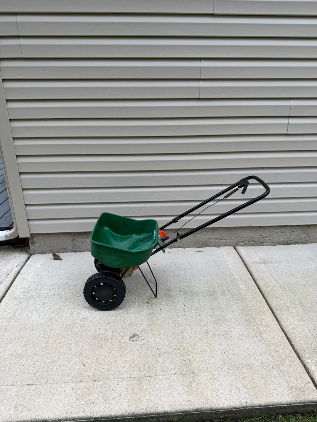 Scotts Turf Builder Broadcast Spreader - photo 2