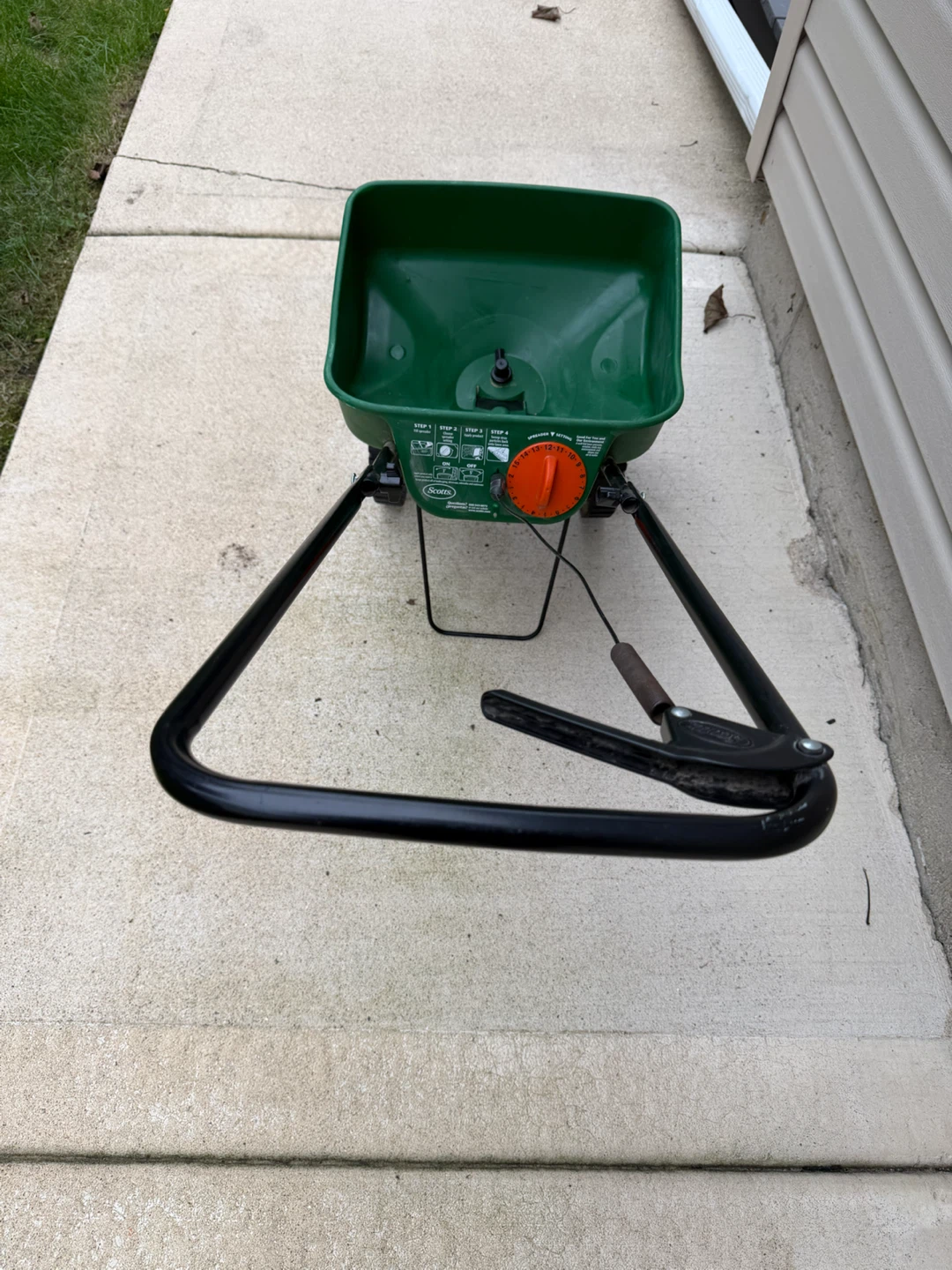 Scotts Turf Builder Broadcast Spreader - photo 3