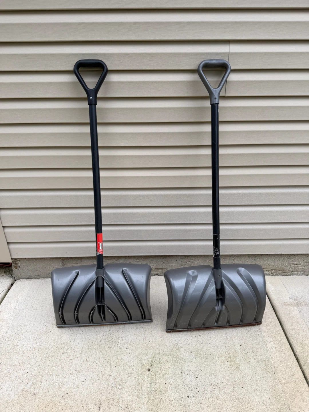 Two Suncast 20 in. Snow Pusher Shovels - photo 4