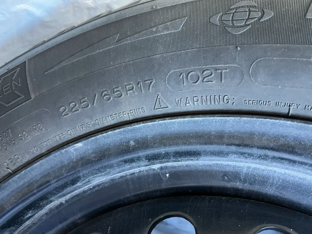 Set of 4 Michelin Tires with Rims 225/65R17 - photo 2