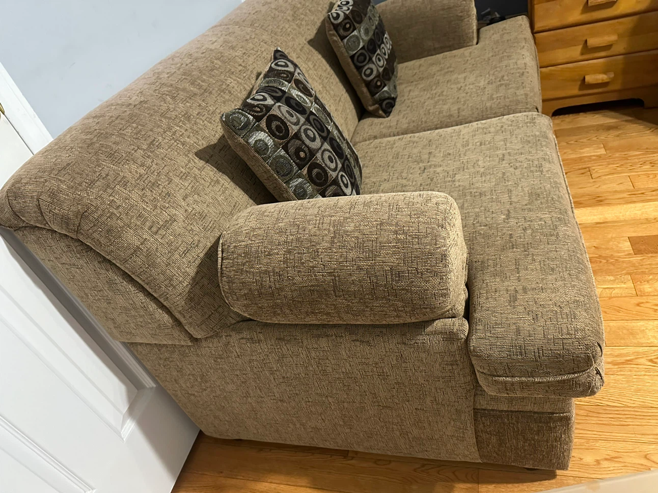 Beige two-seater loveseat (sofa cum bed) with accent cushions - photo 2