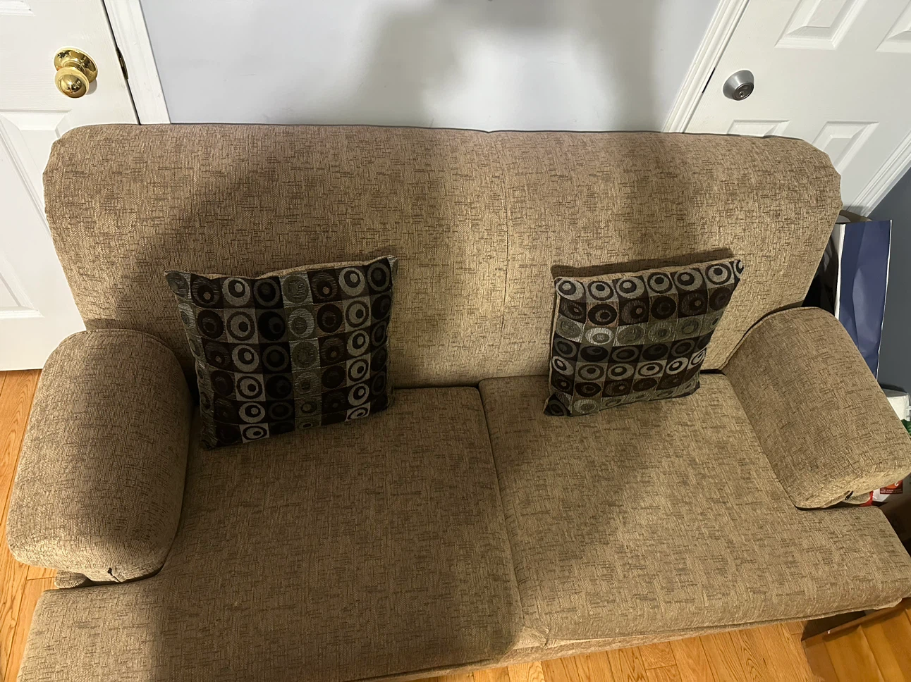 Beige two-seater loveseat (sofa cum bed) with accent cushions - photo 3