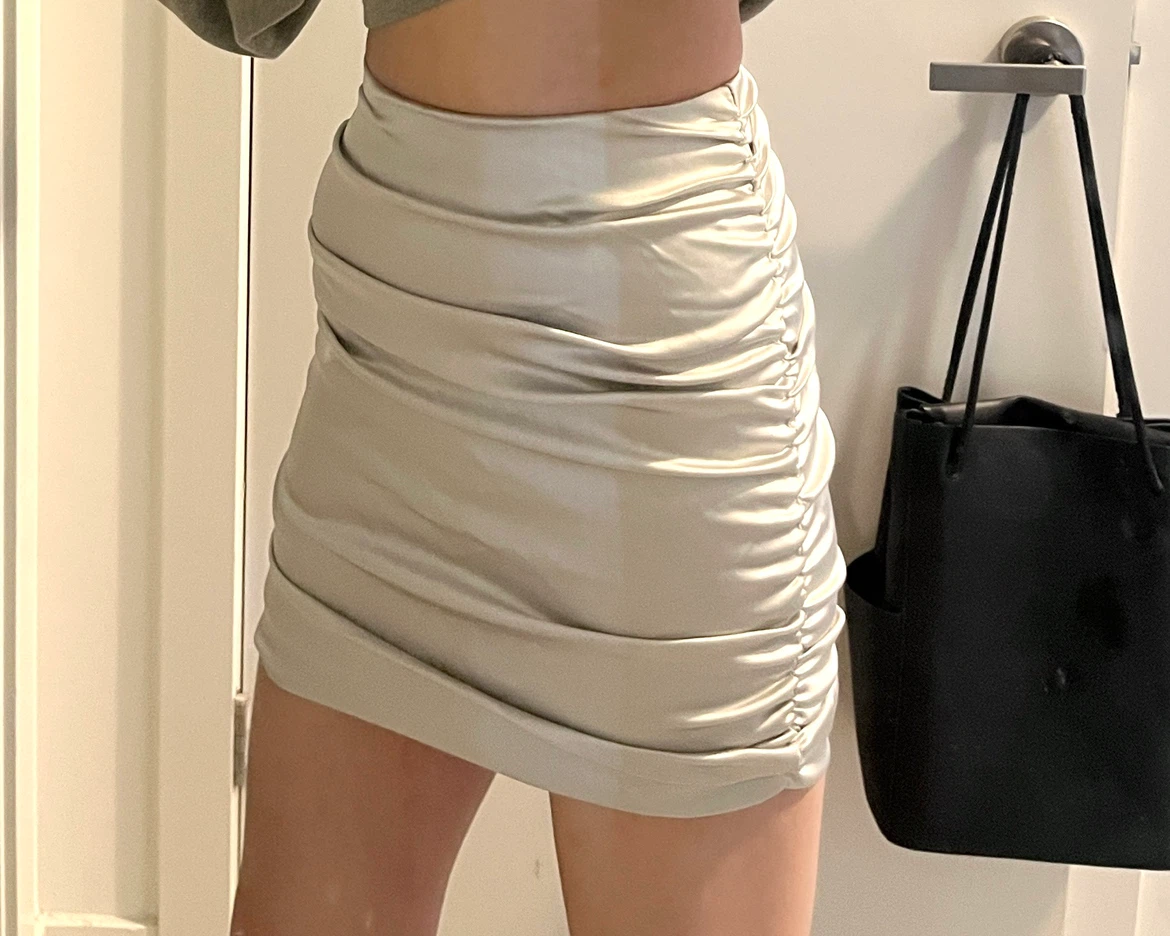 Brand New Aritzia Wilfred Zadie Satin Ruched Mini Skirt – Size 0 - photo 2