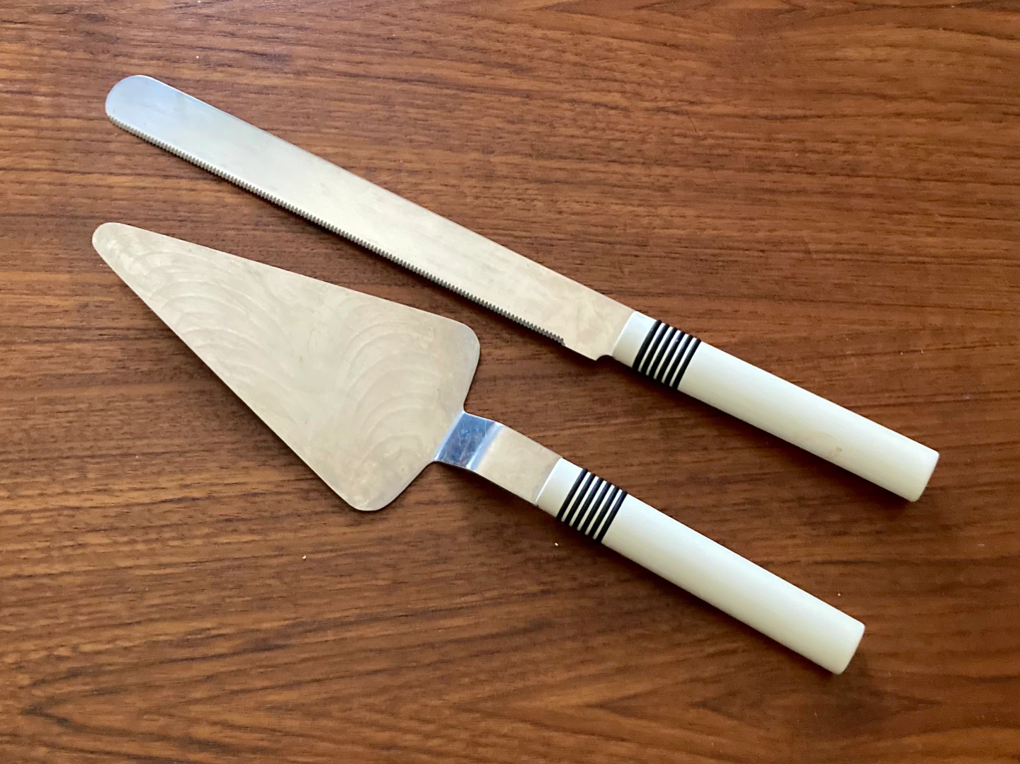 Vintage postmodern cake and pie serving set
