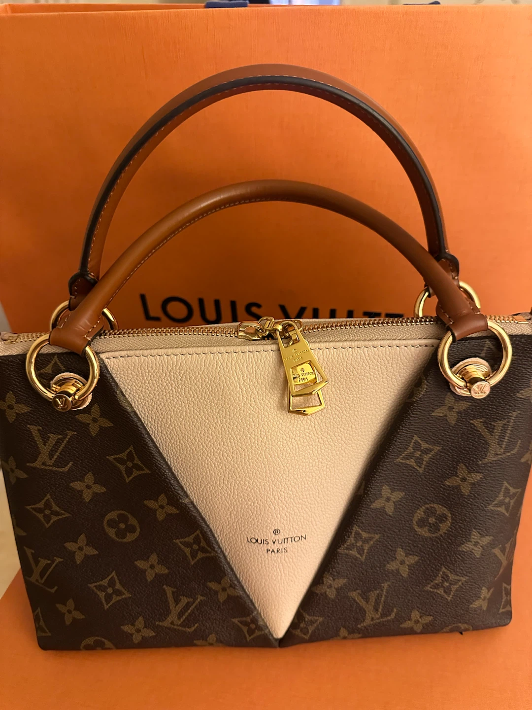 Louis Vuitton V Tote BB