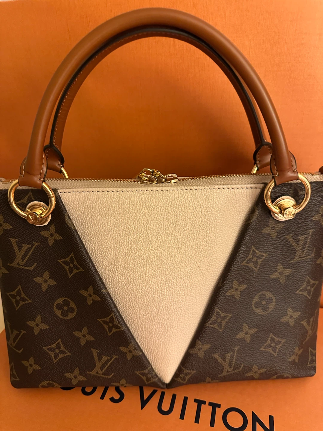 Louis Vuitton V Tote BB - photo 2