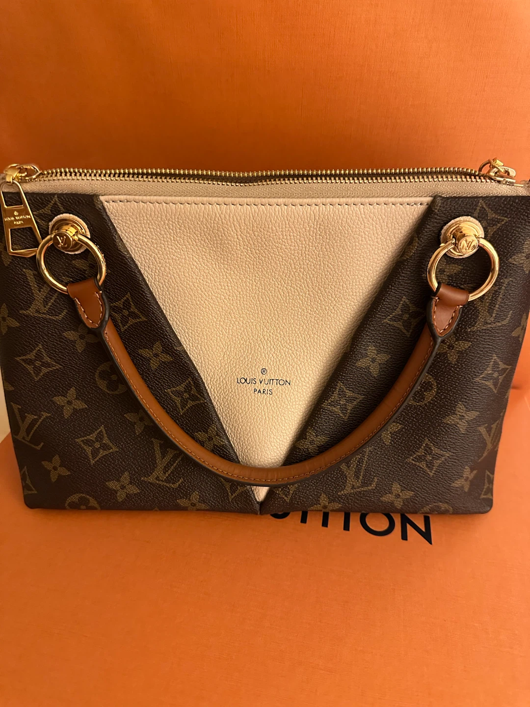 Louis Vuitton V Tote BB - photo 3