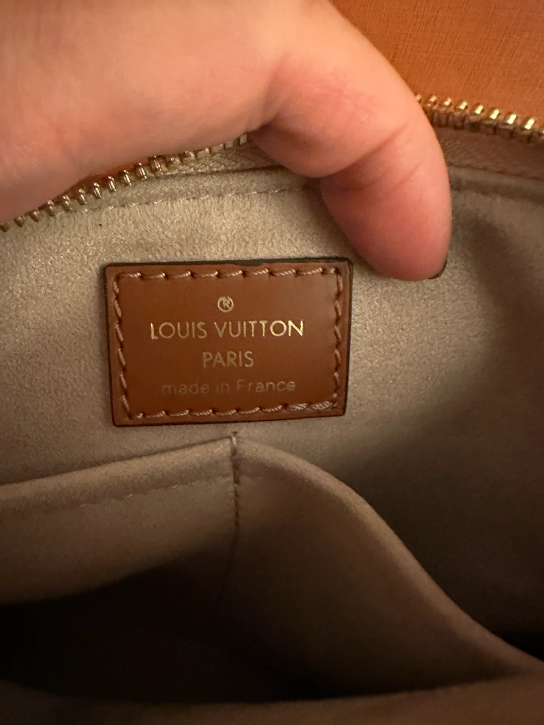 Louis Vuitton V Tote BB - photo 4