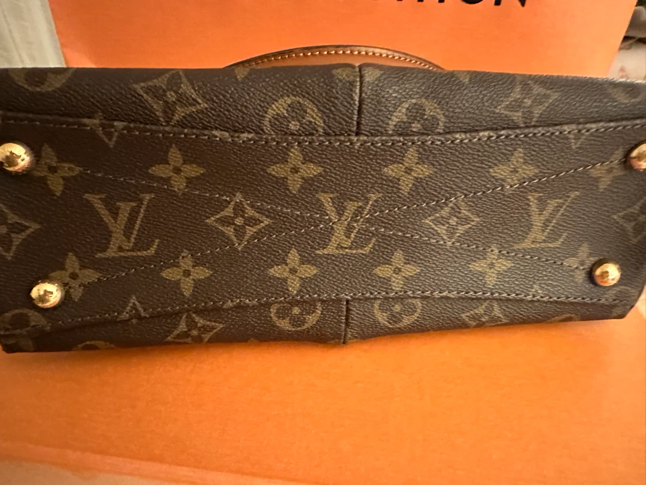 Louis Vuitton V Tote BB - photo 5
