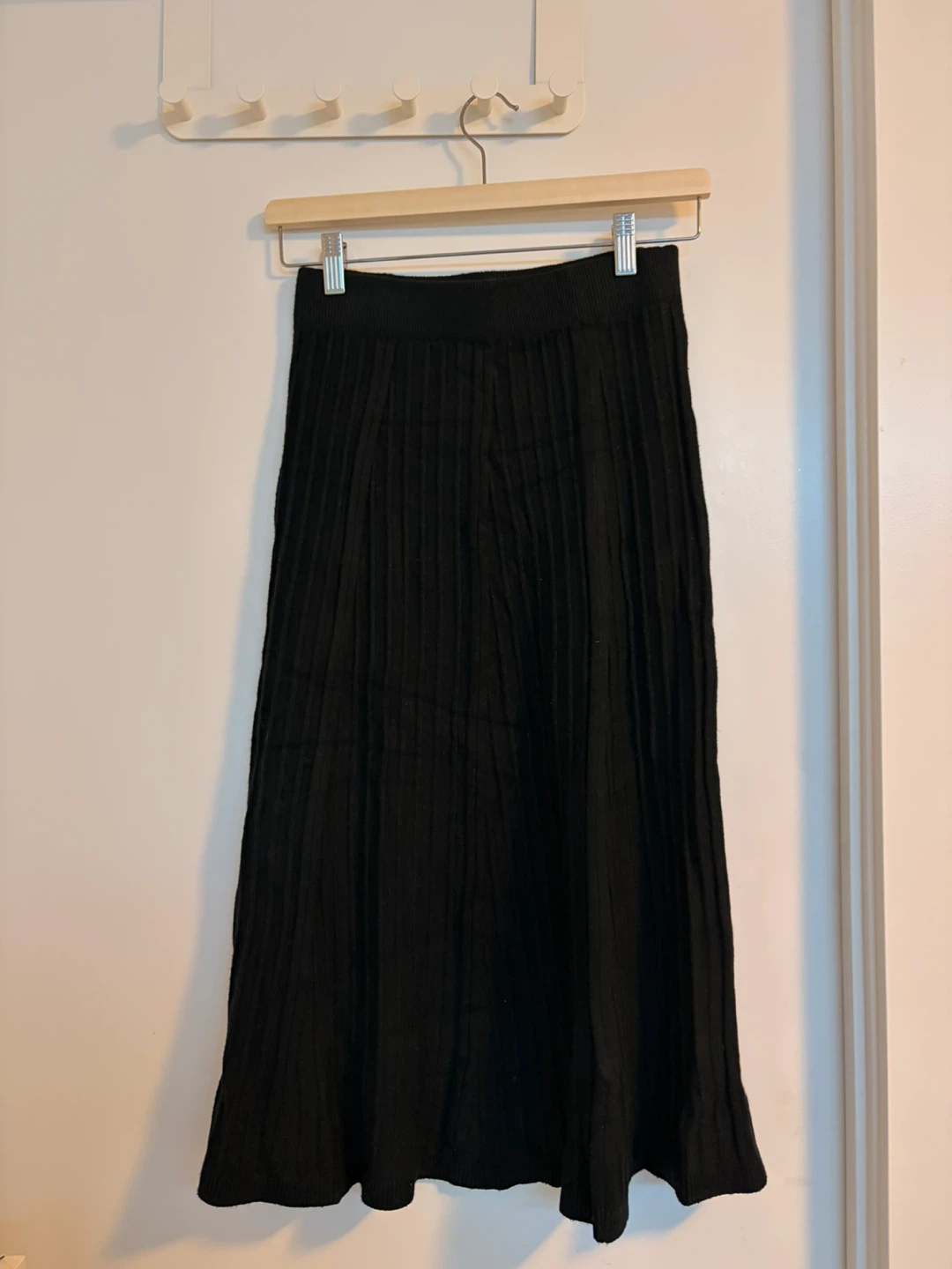 Black Pleated Midi knit Skirt