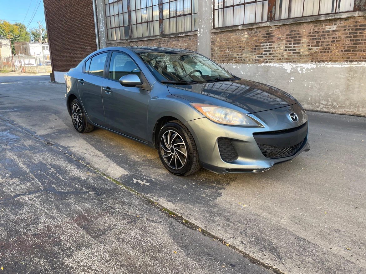 2013 Mazda 3 Sedan con 118 mil millas - photo 2
