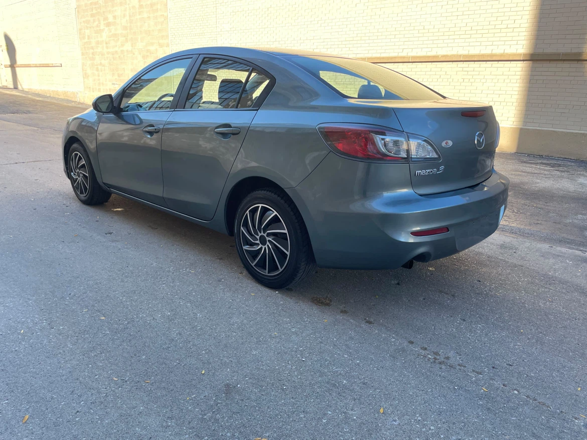 2013 Mazda 3 Sedan con 118 mil millas - photo 4