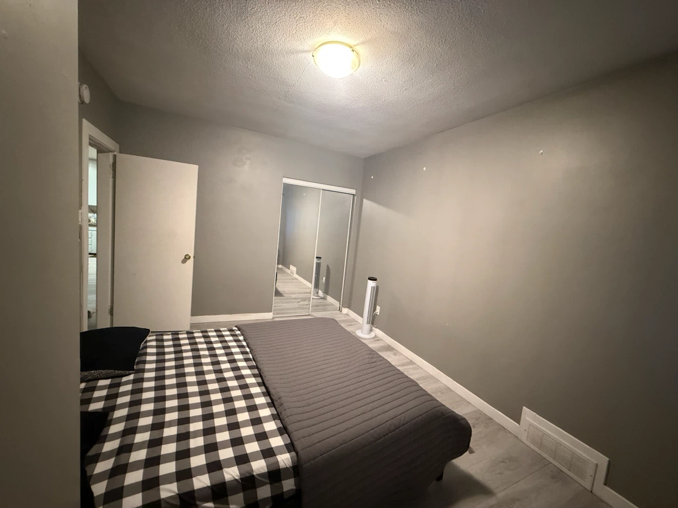Private room in 2 Beds 1 bath apartment for rent Fully Furnished - photo 2