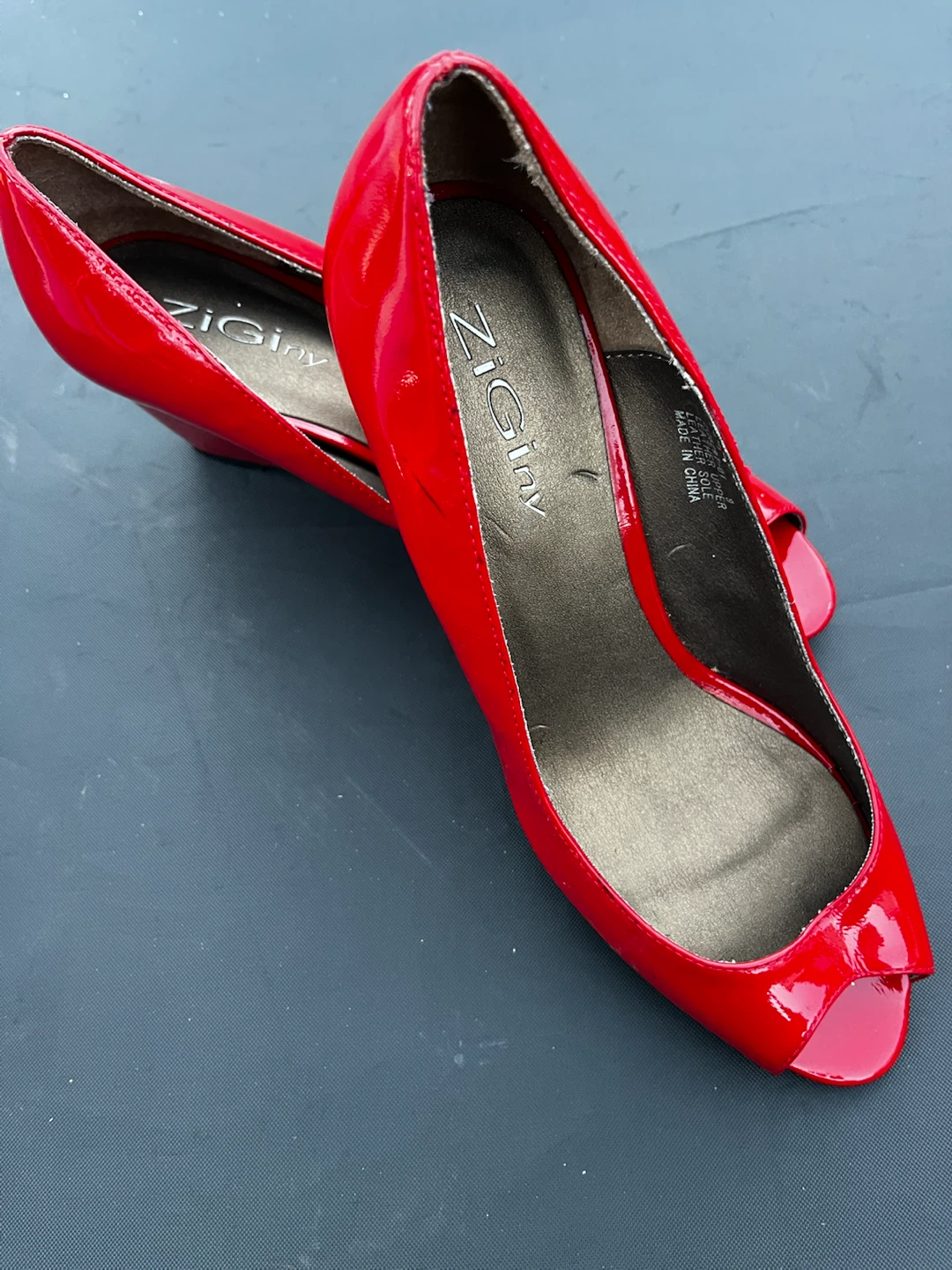 ZiGiny Red Patent Leather Wedge Heels - Size 9 - photo 4