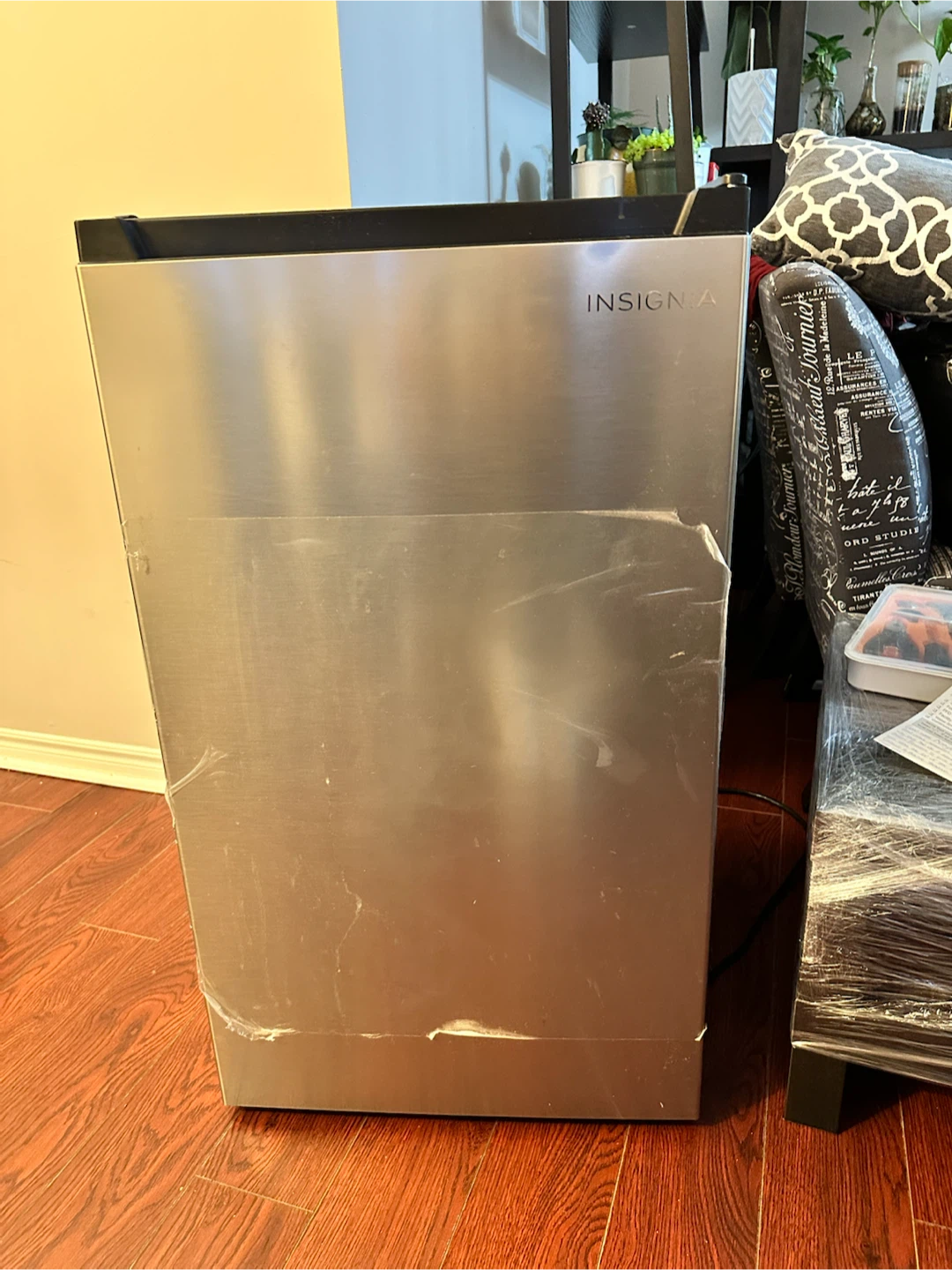 Product Description Insignia 3.3 Cu. Ft. Freestanding Bar Fridge - photo 2
