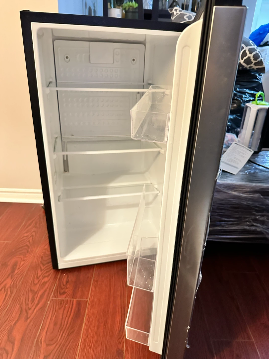 Product Description Insignia 3.3 Cu. Ft. Freestanding Bar Fridge - photo 3