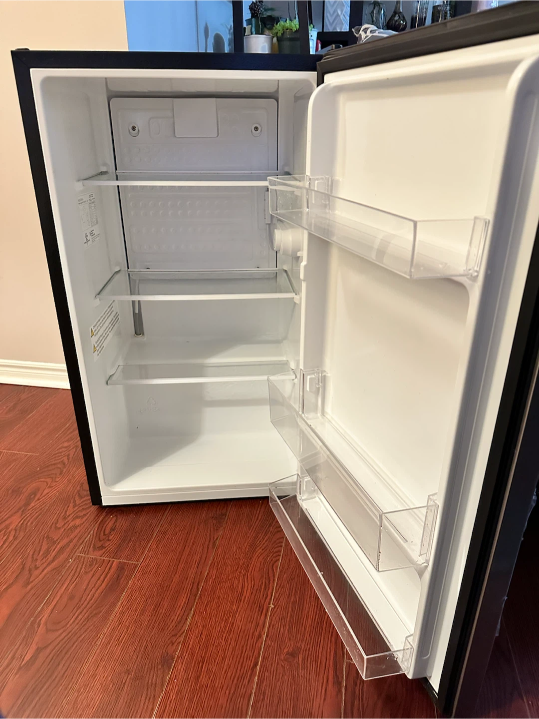 Product Description Insignia 3.3 Cu. Ft. Freestanding Bar Fridge - photo 4