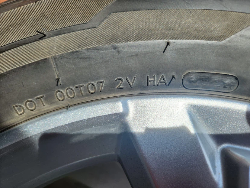 All season Hankook tires + OEM rims 215/60R17 - photo 3