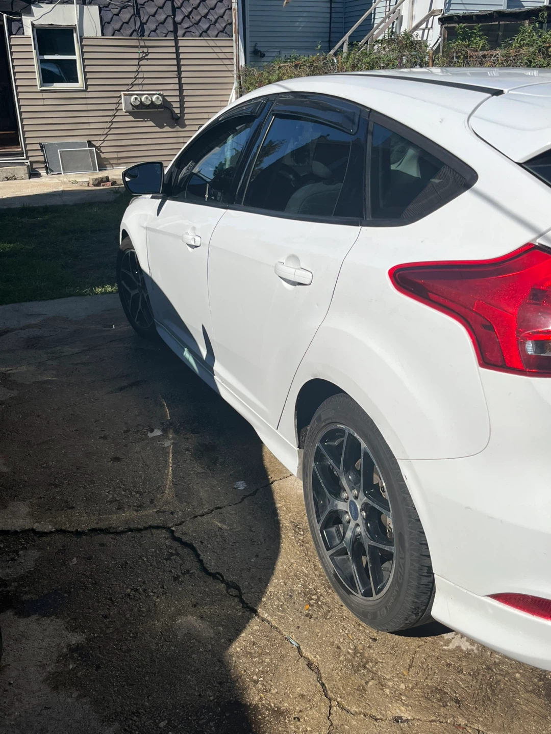 White Ford Focus Hatchback - photo 2