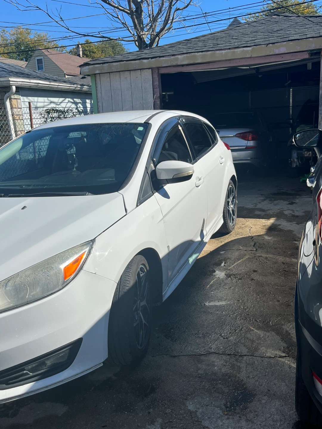 White Ford Focus Hatchback - photo 3