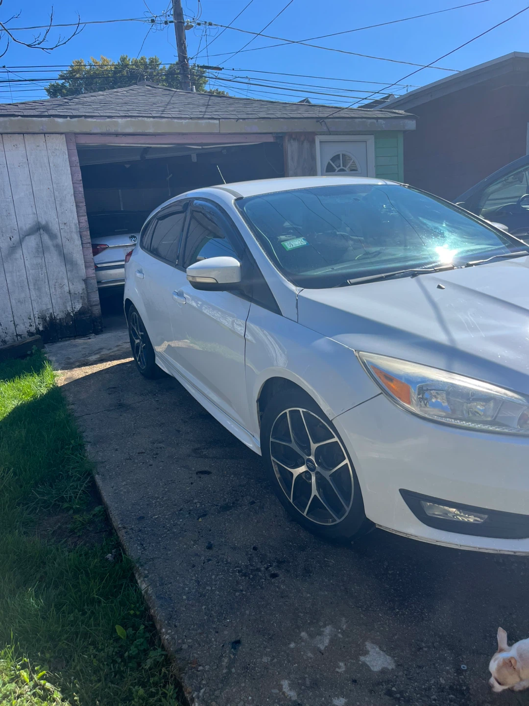 White Ford Focus Hatchback - photo 4