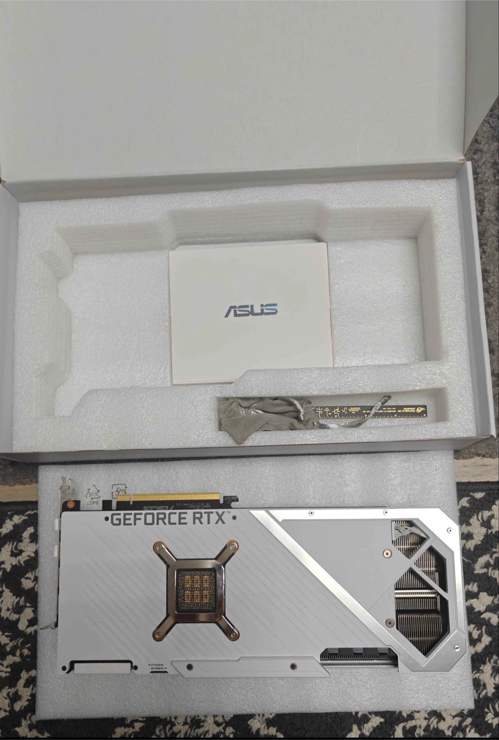 ASUS ROG Strix GeForce RTX 3090 White Edition - photo 2