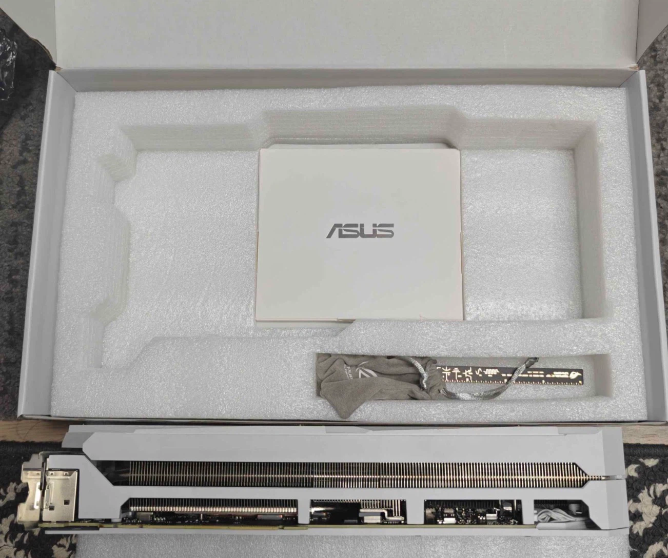 ASUS ROG Strix GeForce RTX 3090 White Edition - photo 3