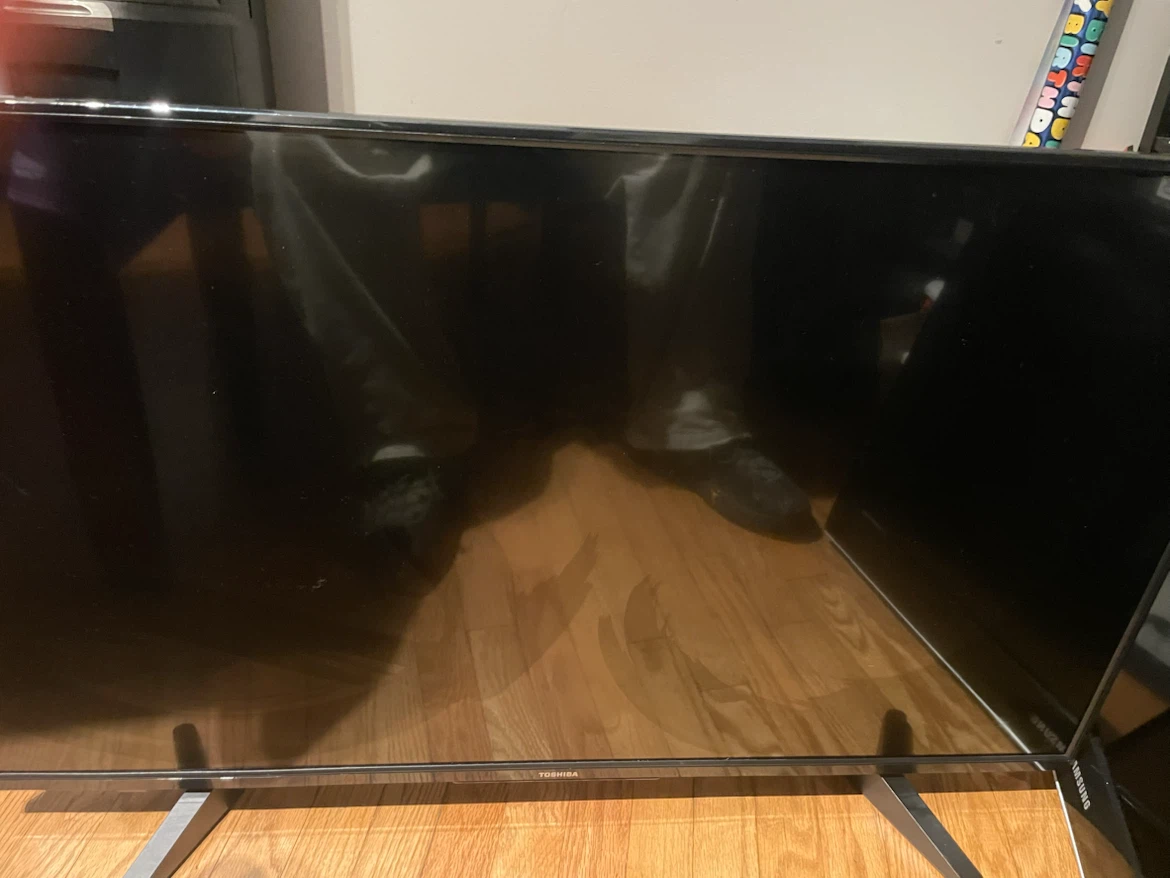 Toshiba 43-inch LCD TV - photo 2