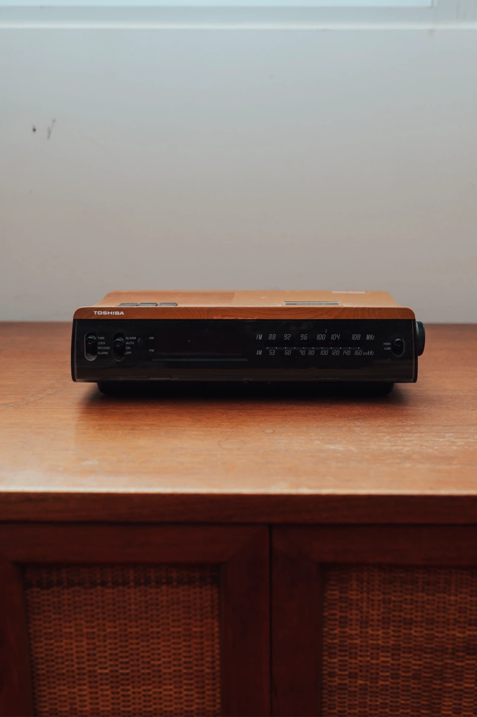 Vintage Toshiba Woodgrain AM/FM Clock Radio – 1970s