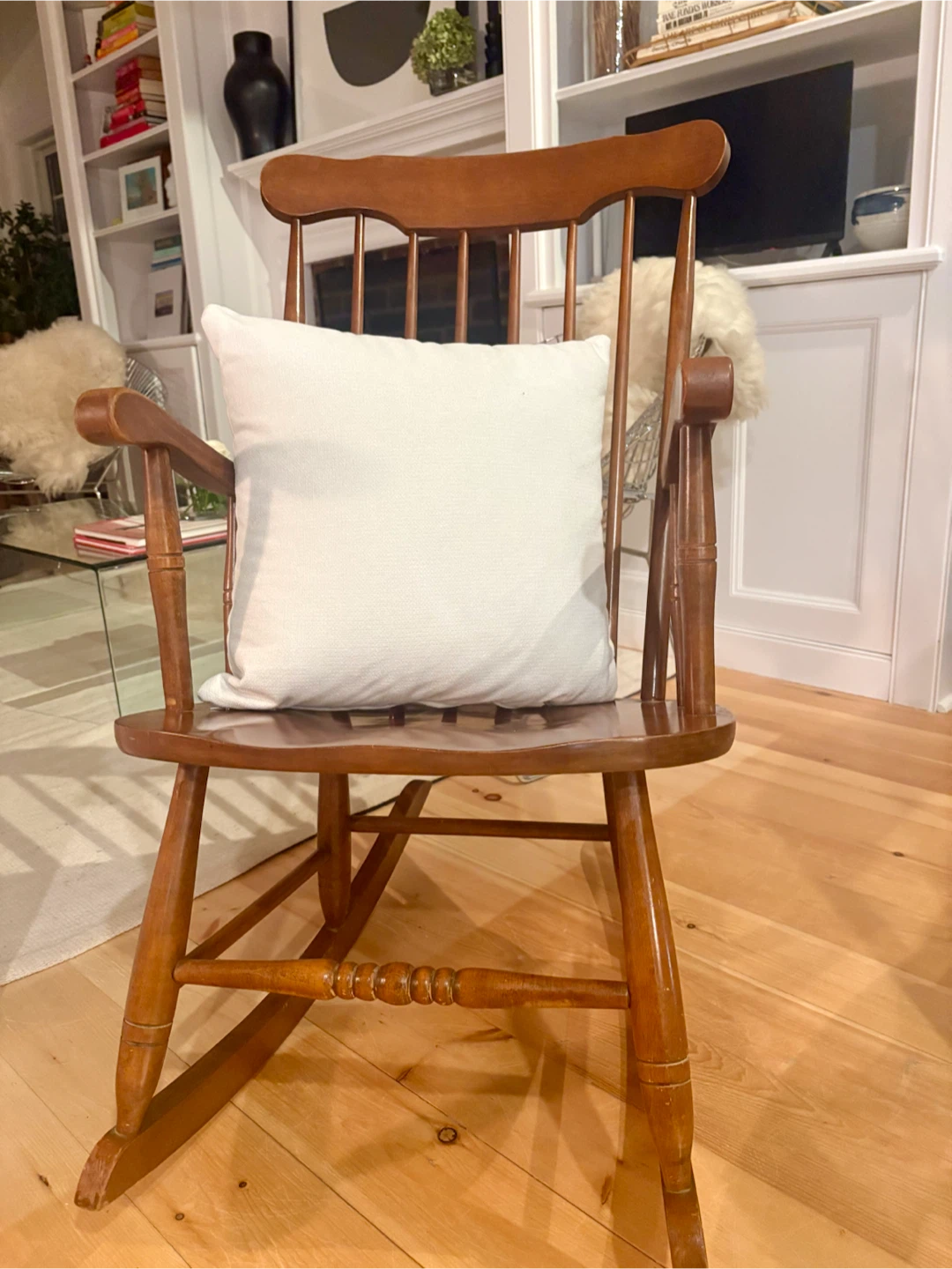 Classic wooden Windsor rocking chair - photo 4
