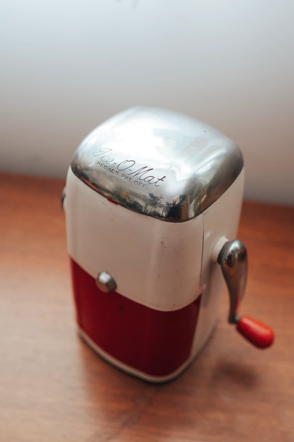 Vintage Ice-O-Mat Manual Ice Crusher – Red & White - photo 2