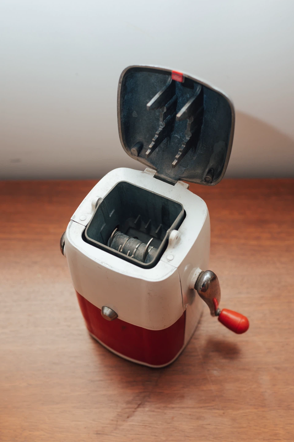 Vintage Ice-O-Mat Manual Ice Crusher – Red & White - photo 3